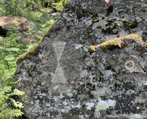2 Symbole in Stein graviert